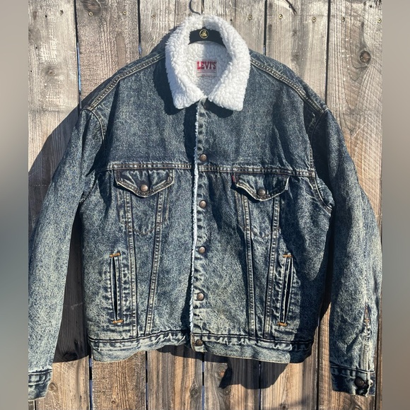 Levi’s Men’s Acid Wash Denim Trucker Jacket.
Sherpa lined.
Size L
Vintage - Picture 3 of 7